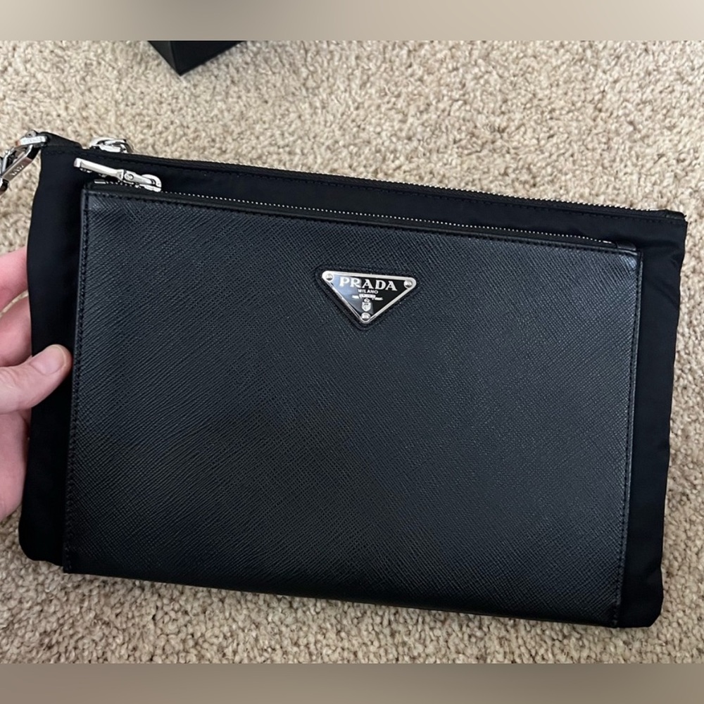 This a very beautiful and functional wristlet to use on a night out 🖤